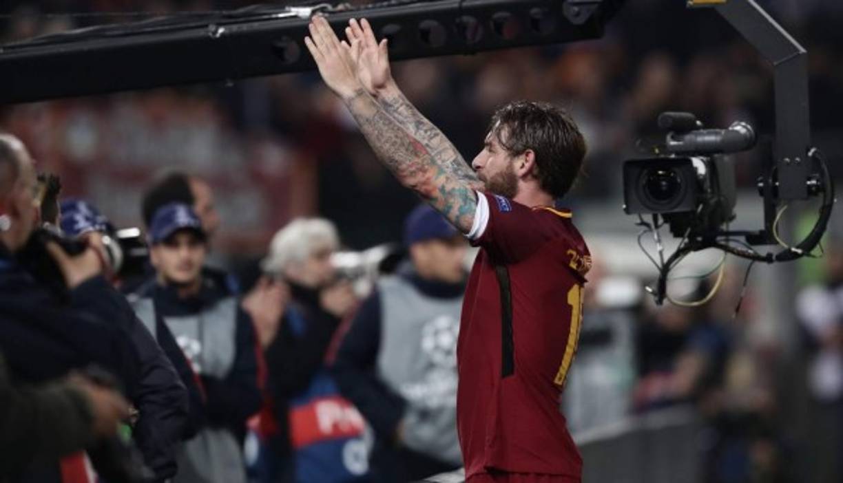 El Barcelona, que había logrado una ventaja de 4-1 en la ida, firmó este martes una debacle histórica al caer 0-3 en el estadio Olímpico contra el Roma, lo que le dejó fuera en los cuartos de final de la Liga de Campeones.<br/>