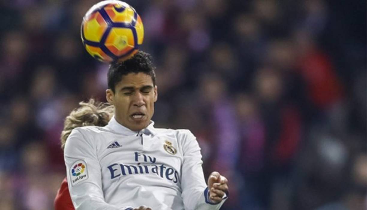 Varane: El jugador tiene un rendimiento satisfactorio y se mantuvo entre los 11 jugadores preferidos de Zidane, pero sin su compatriota, su carrera en el Madrid podría llegar a su fin.