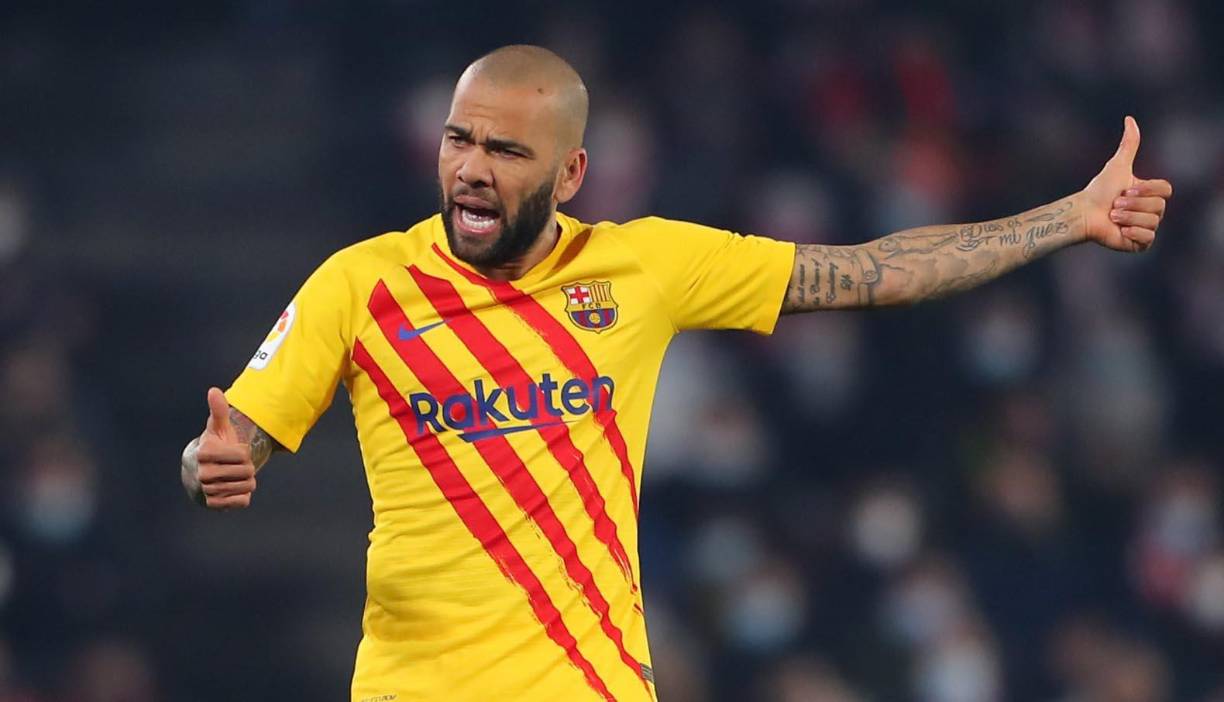 Tras desligarse del FC Barcelona, el lateral brasileño Dani Alves podría convertirse en nuevo jugador de los Pumas de México. 