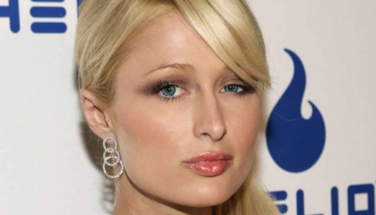 Paris Hilton tiene un ojo más pequeño que el otro.