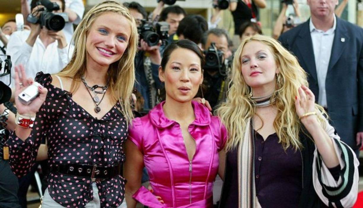 La película trataba de la vida de Natalie Cook (Cameron Diaz), Dylan Sanders (Drew Barrymore) y Alex Munday (Lucy Liu) son las 'Ángeles', tres talentosas duras mujeres, y atractivas que trabajan como investigadores privadas juntas por un millonario invisible llamado Charlie (voz de John Forsythe).