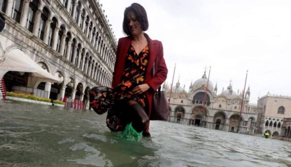 Se espera que las aguas comiencen a descender este martes.
