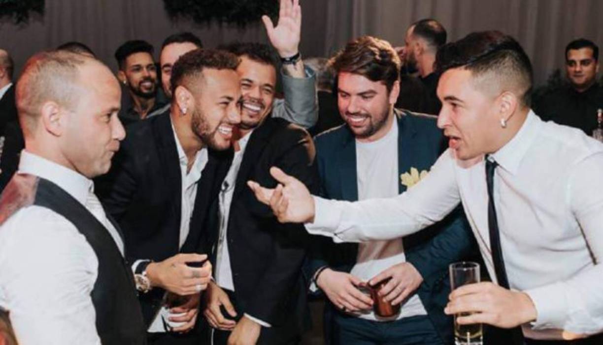 El delantero brasileño Neymar cuenta con un grupo de seis personas que forman parte, incluso, de cada contrato profesional que firma. Son sus inseparables amigos e inclusive el crack del PSG les paga a ellos para que lo puedan acompañar.