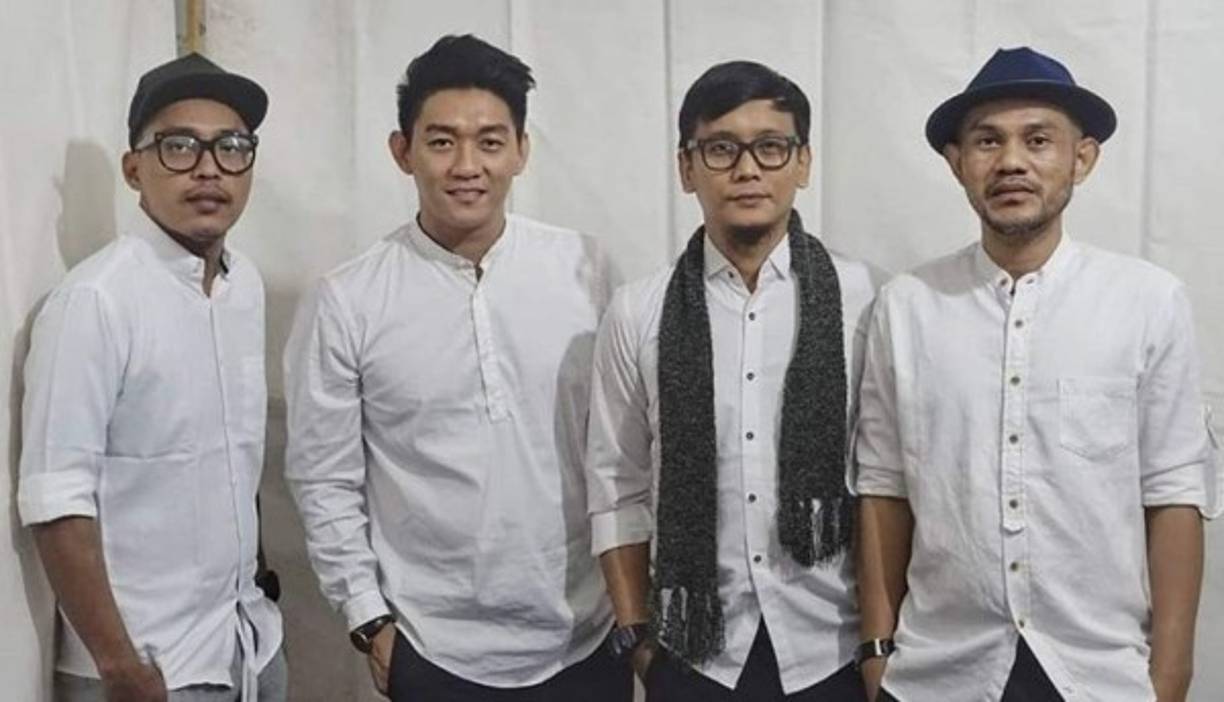 Seventeen fue fundada en 1999 y había lanzado seis discos. El más reciente, 'Pantang Mundur', salió en 2016.<br/><br/>Riefian “Ifan” Fajarsyah fue el único sobreviviente después de tsunami del 22 de diciembre de 2018.<br/>