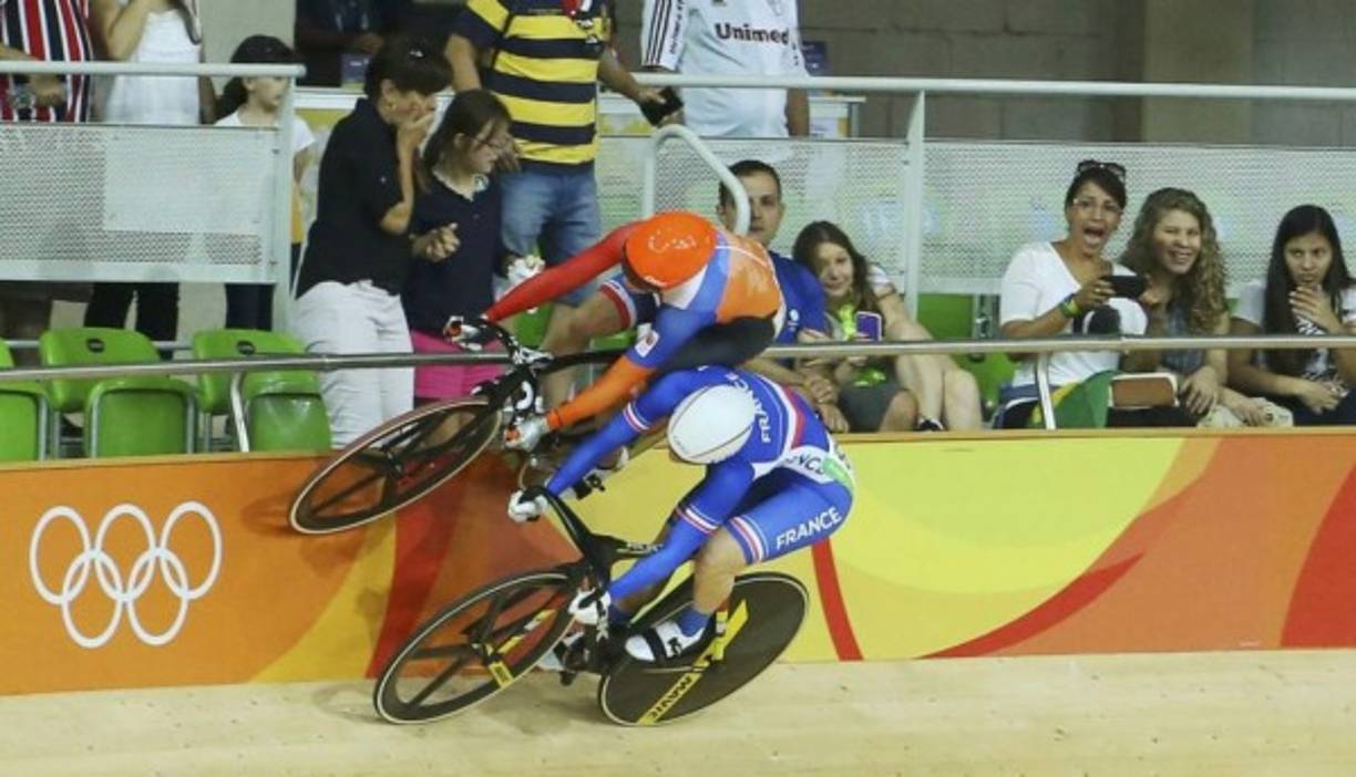 Laurine van Riessen (Países Bajos) y Virginie Cueff (Francia) en una competición de ciclismo femenino. Al fondo los espectadores asombrados.