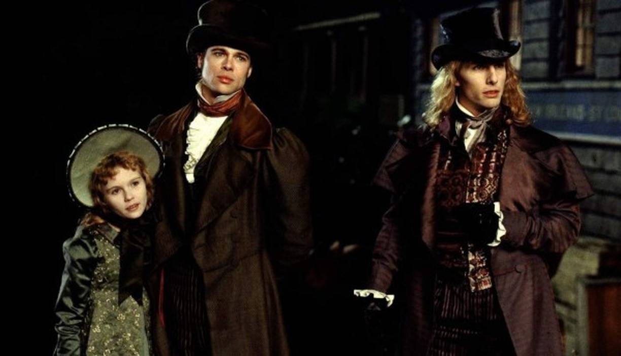 Entrevista con el Vampiro (1994) - Interview with the Vampire<br/><br/>Brad Pitt ganó popularidad al protagonizar esta cinta al lado de Tom Cruise.<br/><br/>Pitt interpretó a Louis, un pálido habitante de la noche que frente a una grabadora registra su historia de 200 años.<br/><br/>La película aspiró a llevarse los Óscar a Mejor Banda Sonora y Mejor Dirección de Arte, pero no logró premios en la gala.