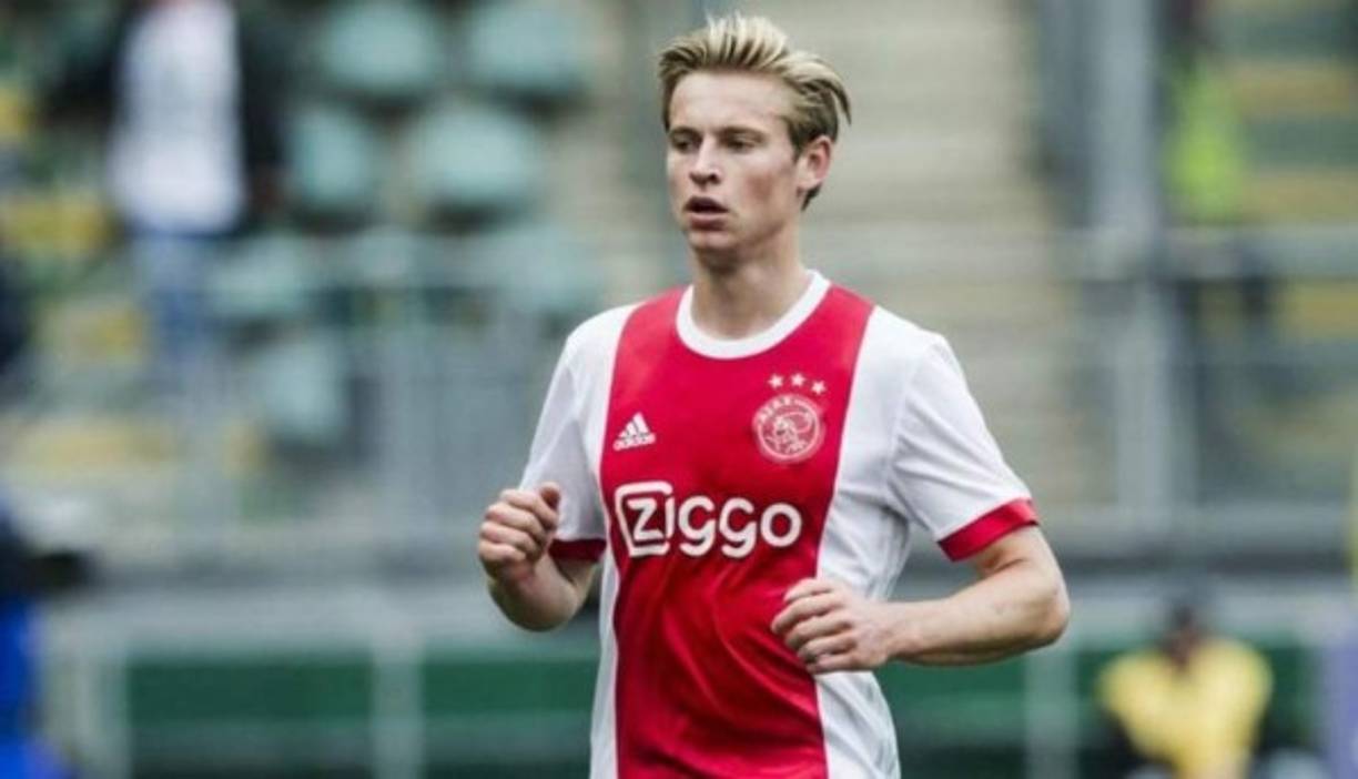 Frenkie De Jong: El mediocampusta holandés es pretendido por varios clubes e inclusive se habla de una guerra entre Barcelona y Real Madrid por hacerse de sus servicios.