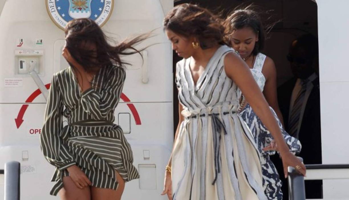 Llegada de Michelle Obama y sus hijas al aeropuerto de Torrejón de Ardoz. Foto El País.