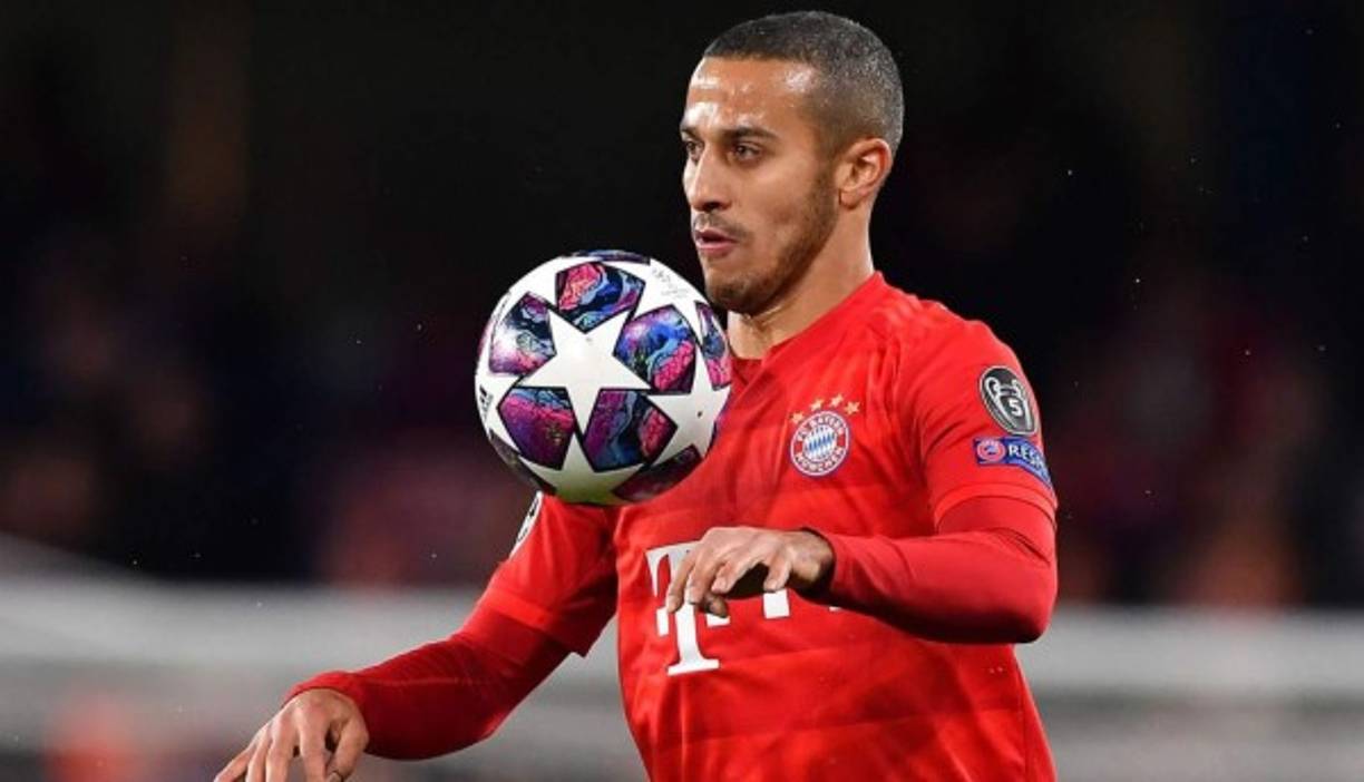 Thiago Alcántara se mostró enigmático sobre su futuro tras el partido Alemania-España. Y es que el centrocampista español, pretendido por el Liverpool, dejó la puerta abierta a continuar la próxima temporada en el Bayern Múnich. 'Ahora mismo solamente estoy pensando en el siguiente partido frente a Ucrania. El Bayern es mi casa y soy muy feliz allí', explicó ante las cámaras de 'ZDF'.