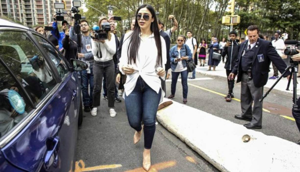 Emma Coronel se convirtió este martes en la protagonista de la audiencia en el juicio contra su esposo, Joaquín 'El Chapo' Guzmán, luego de que los fiscales revelaran ante el jurado los mensajes de texto entre el capo y la ex reina de belleza.