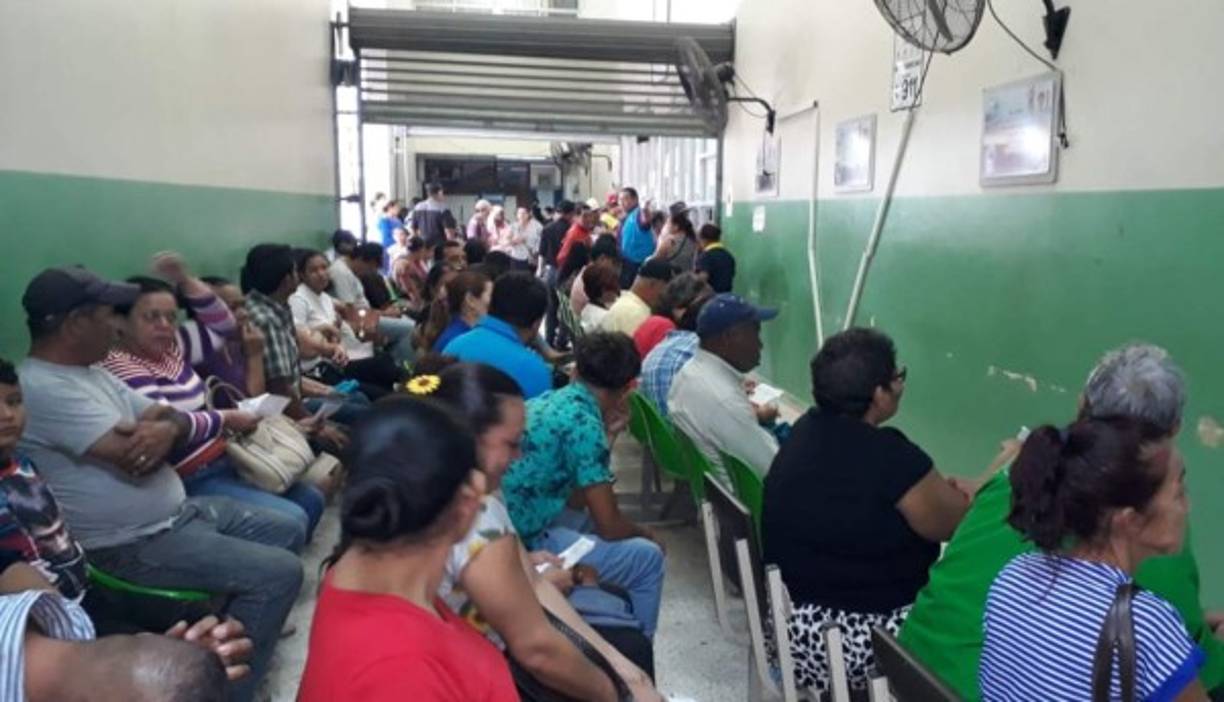 La farmacia en el hospital Mario Rivas sí está laborando.