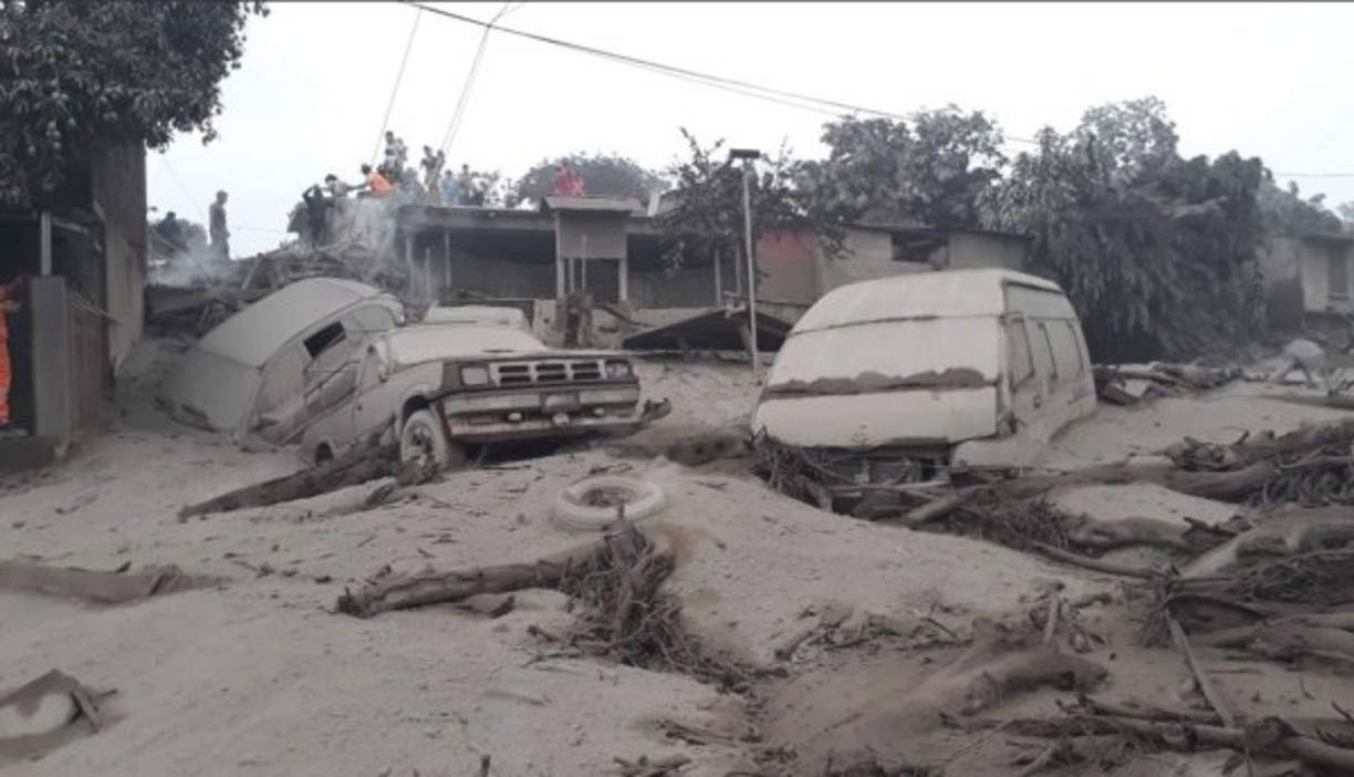 La lluvia de ceniza lanzada por el coloso alcanzó los 10.000 metros de altura y se desplazó hasta comunidades de los departamentos de El Progreso (oriente) y Baja Verapaz (norte), entre otros. /Foto: Twitter @RBCNoticiasGT.