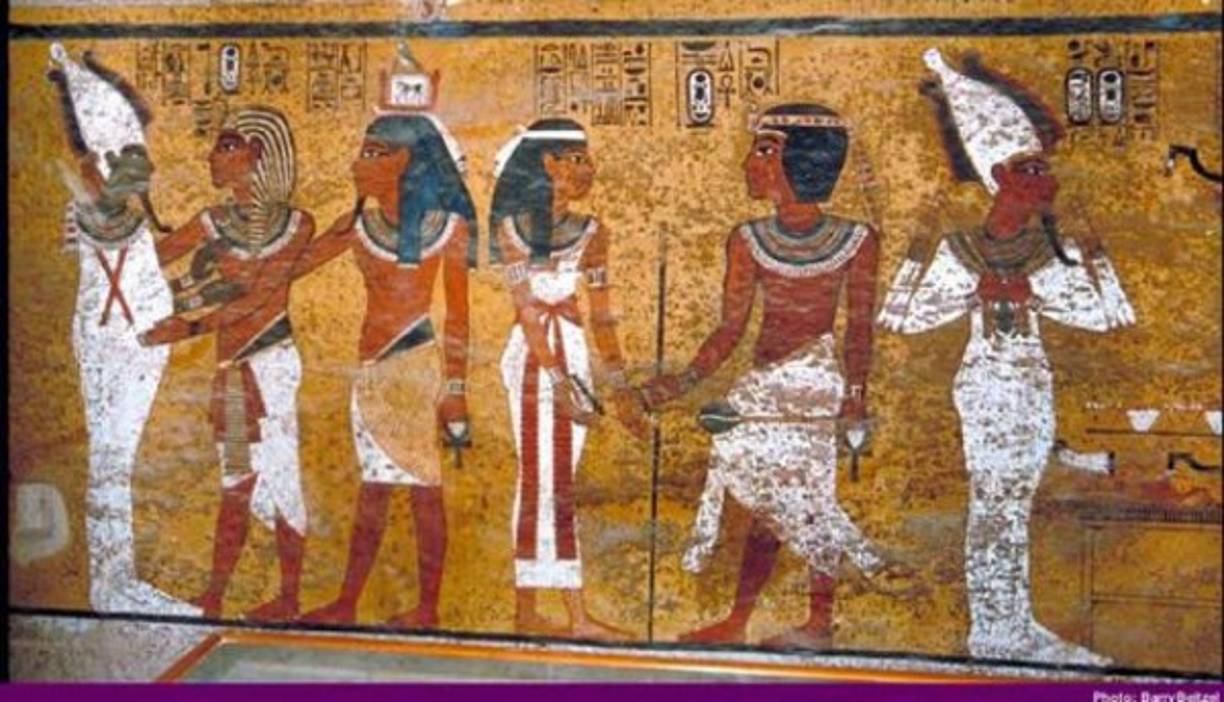 Los romanos antiguos y los egipcios tenían una creencia según la cual en el dedo anular existe cierto nervio o vaso sanguíneo que lo une directamente al corazón. Los romanos incluso tenían un nombre especial para esto: 'la vena del amor'. Si una persona se ponía un anillo en el dedo anular, significaba que su corazón ya le pertenecía a alguien.