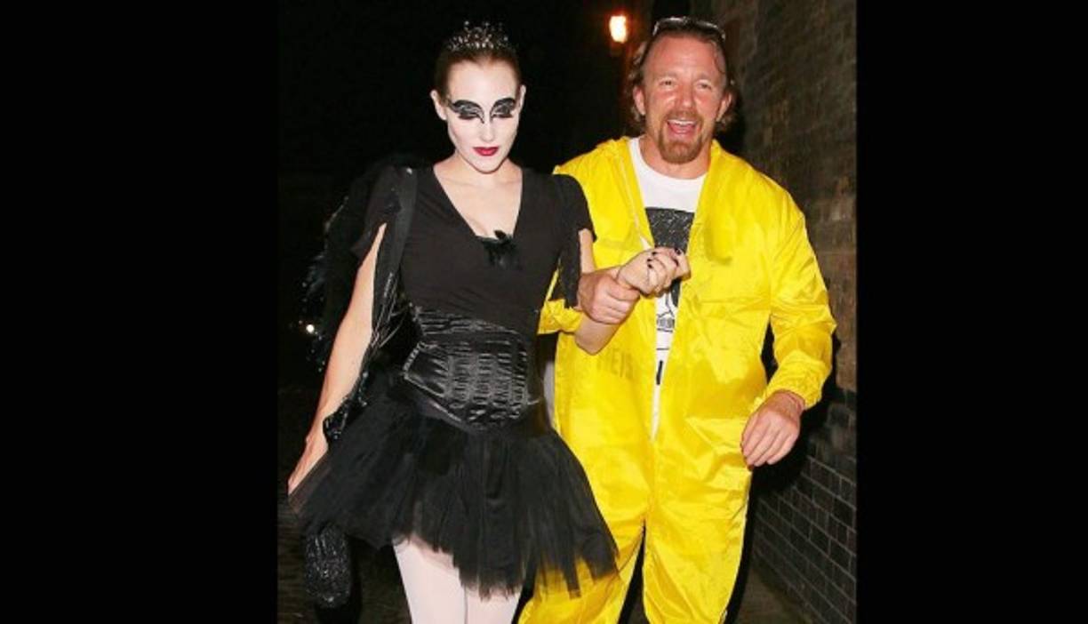 Gut Ritchie y Jacquin Ainsley. El director británico de cine, ex de madonna, y su pormetida asistieron a la fiesta de Hallowenn organizada por UNICEF en Londres, disfrazdos como el personaje principal de la serie Breaking Bad y como el alter ego de Natalie Portman en Black Swan (Cisne negro.