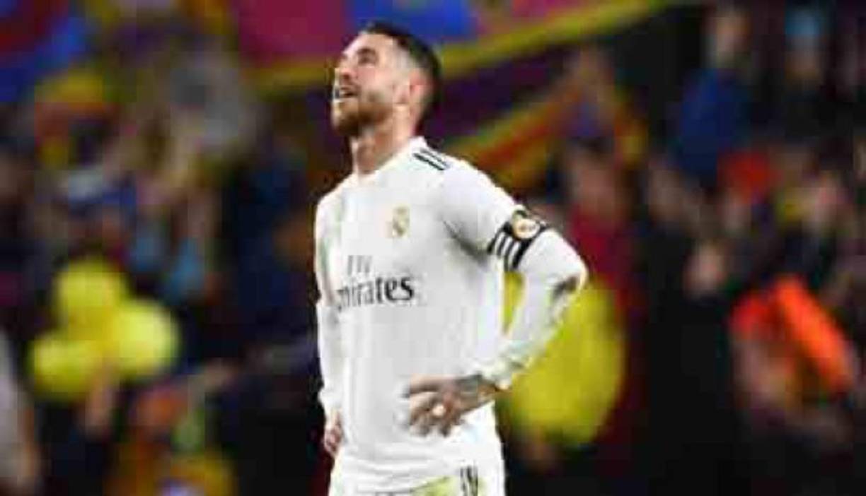 GRAF2964. BARCELONA, 06/02/2019.- El delantero brasileño del FC Barcelona Malcom Silva (c) celebra tras marcar ante el Real Madrid, durante el partido de ida de las semifinales de la Copa del Rey que disputan este miércoles en el Camp Nou, en Barcelona. EFE/Enric Fontcuberta