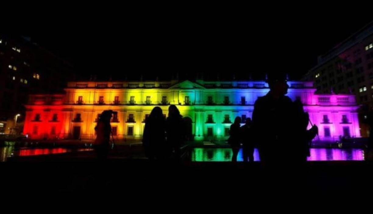 Chile se ubica en la posición número 26, tercera en la región. La vibrante economía chilena es uno de los factores que incide en el reporte de felicidad.