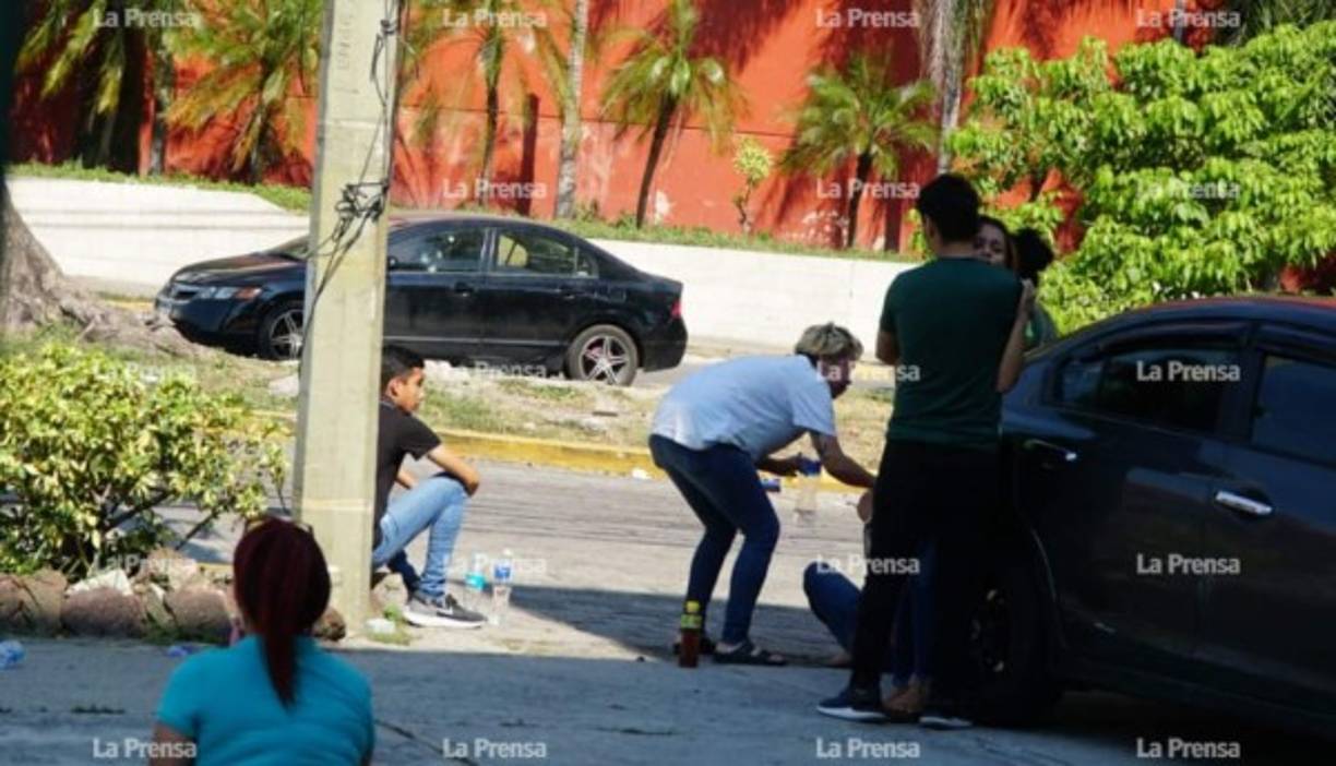 Familiares del joven lloraban desconsolados al confirmar que se trataba de Ariel Mejía Paz. No se pudieron acercar al carro, pues la escena del crimen fue acordonada.