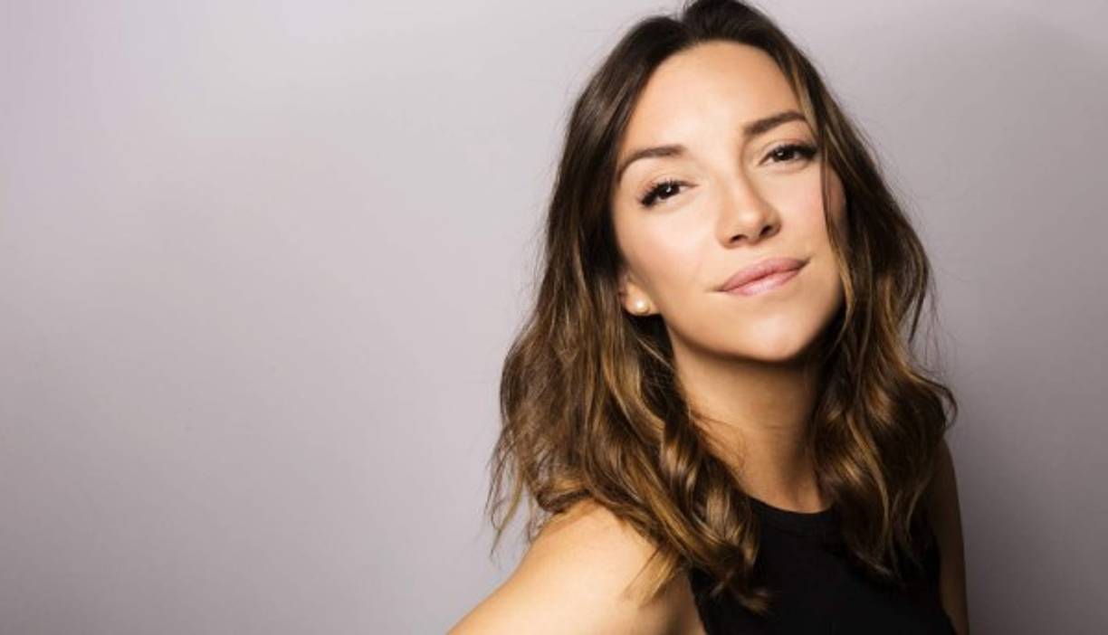 La 'niña rara' agregó que siempre hay que platicar y decir lo que se siente con toda honestidad, pues eso ayuda a entenderse en cada momento y sentir es la base de cualquier relación.