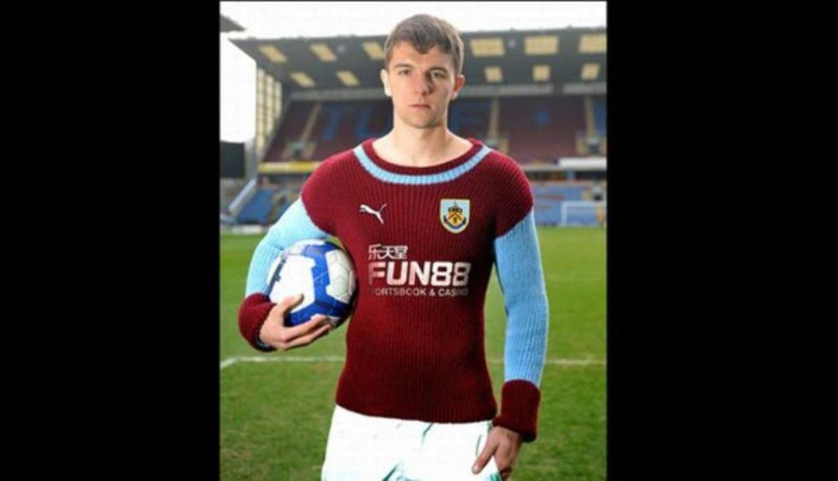 Camiseta del Burnley en la temporada 2001. El Burnley celebró el centenario del uso de los colores azul y un nuevo estilo de camiseta. El modelo no resultó muy cómodo.