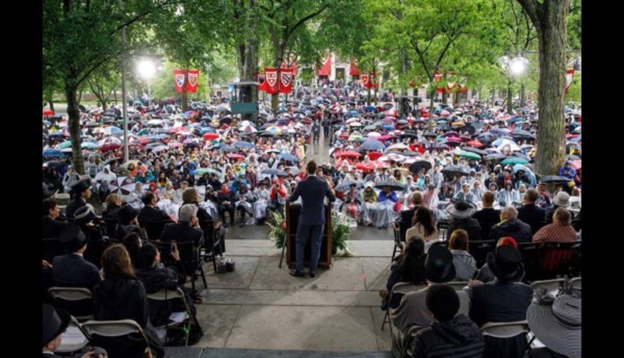 El discurso de Zuckerberg se produjo en medio de la lluvia que cayó sobre Harvard.