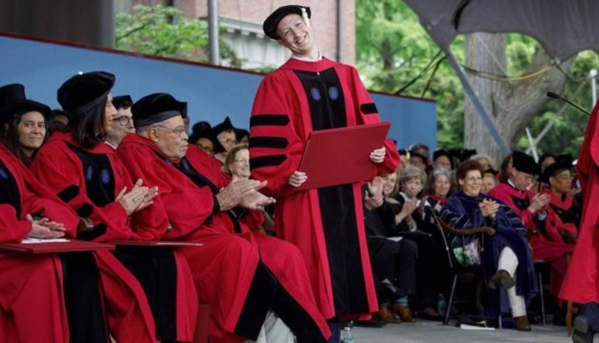 El fundador de Facebook obtuvo su título de ciencias de la computación. 'Mirando a mis padres tras obtener el título', dijo el empresario con respecto a esta fotografía.