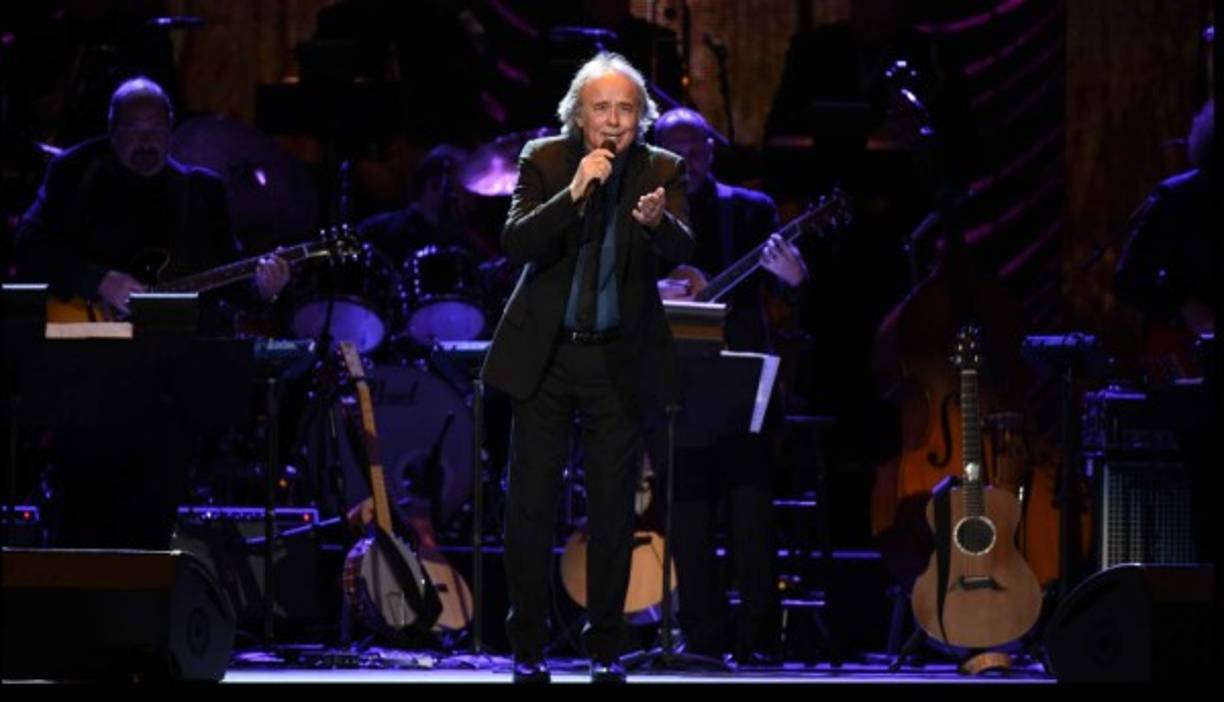 Serrat puso al público de pie cuando cantó ‘Mediterráneo’, uno de sus temas más emblemáticos.
