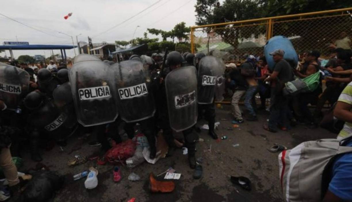 En el lado mexicano, un funcionario del estado de Chiapas, donde se ubica el puente fronterizo explicó que la frontera ha sido reforzada con personal de migración, la gendarmería y de la Marina Armada.