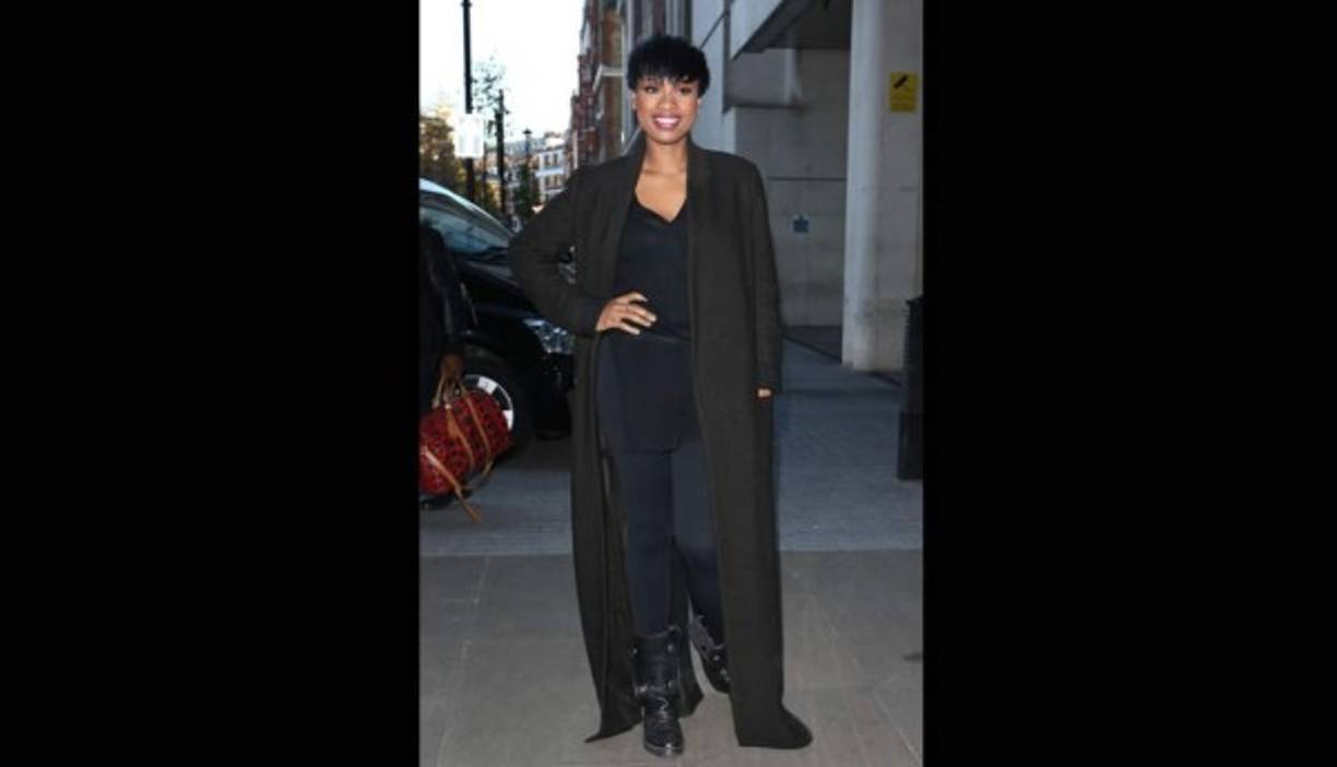 Jennifer Hudson posó espléndida antes de su llegada a los estudios de la BBC Radio 1 en Londres con un vestido holgado que se ceñía ligeramente a su cintura, lo que le aportaba un aspecto muy femenino que contrastaba con su corte de pelo, más masculino, y que en conjunto le daba un aire muy sofisticado.