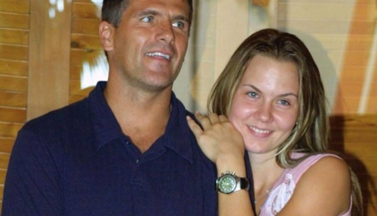 Su nombre completo es Michelle Vieth Paetau, nació Marshalltown, Iowa, Estados Unidos, el 11 de noviembre de 1978.