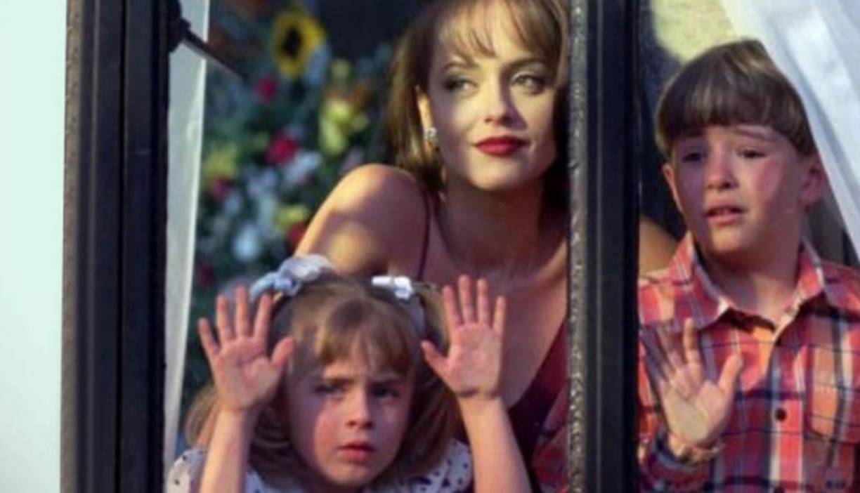 El melodrama contaba la historia de dos hermanas gemelas, la bondadosa Paulina y la malévola Paola Bracho.