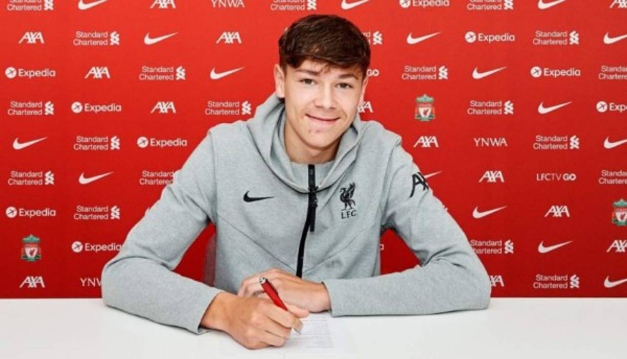 El defensa Luke Chambers (17 años) ha firmado su primer contrato profesional con el Liverpool. Debutó con los sub-18 el año pasado, con 16. Foto Twitter Liverpool.