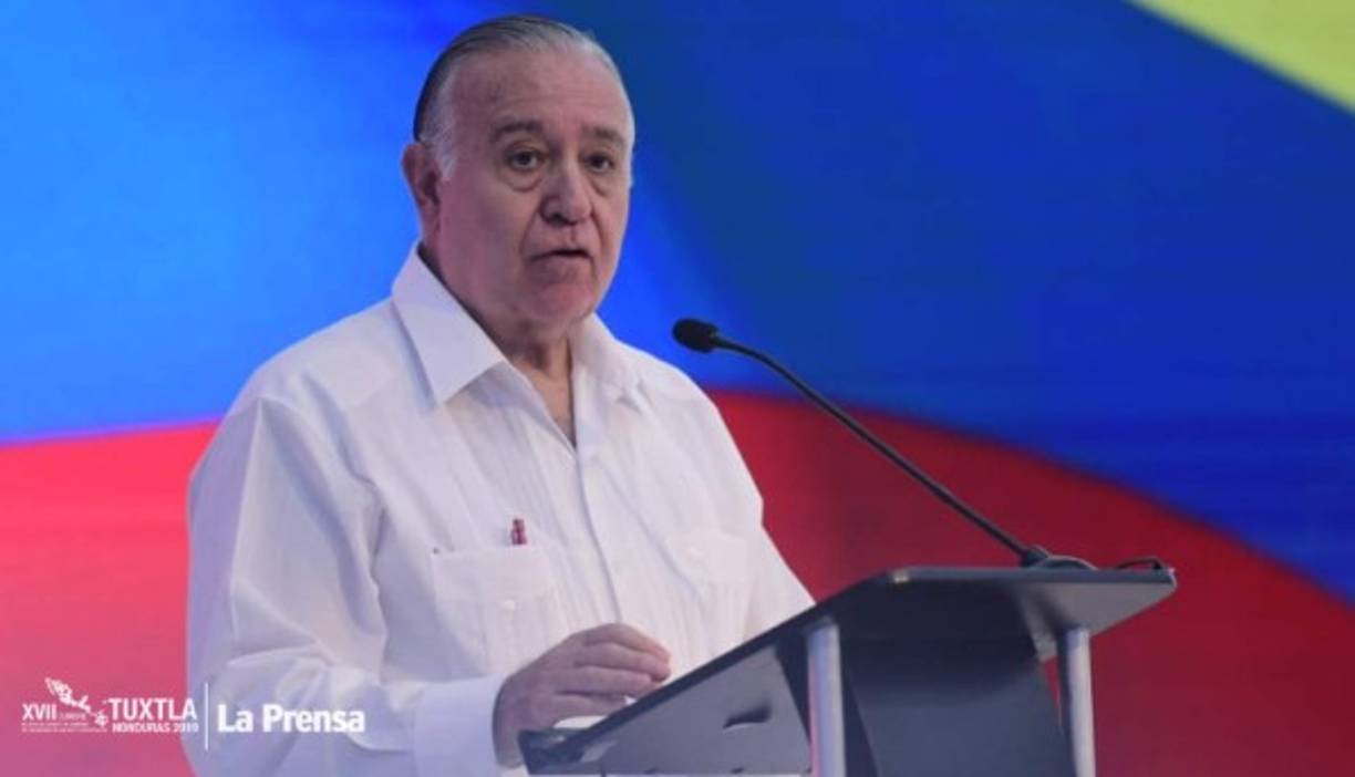 Valentín Diez Morodo, reconocido empresario mexicano, fue el expositor magistral del I Encuentro Empresarial Mesoamericano que se realiza en el marco de la XVII Cumbre de Tuxtla en San Pedro Sula. El también vicepresidente del consejo administrativo de Aeroméxio prometió que harán todo lo posible para que la aerolínea opere en el Aeropuerto Internacional de Palmerola, que se inaugurará en el año 2020.