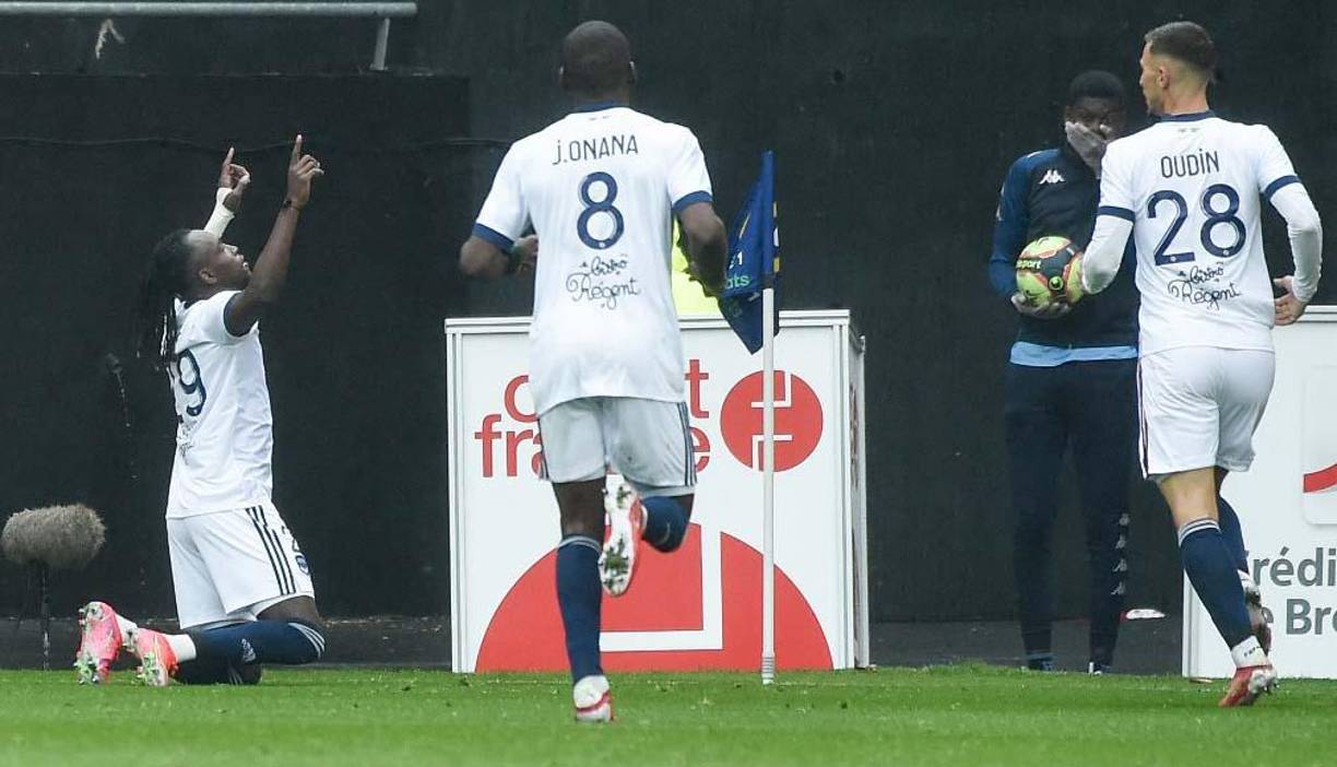 Alberth Elis se fue a un costado y se arrodilló tras marcar su primer tanto en el fútbol de Francia.