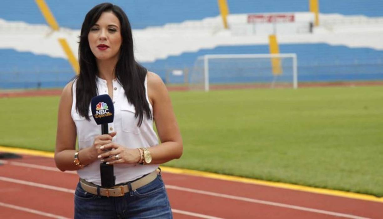 La hondureña Ana Jurka se vino a darle cobertura al encuentro entre Honduras y México. Es una belleza.
