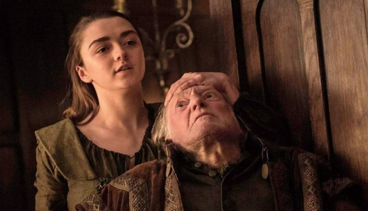 EL AJUSTE DE CUENTAS A LOS FREY<br/>Ya desde el primer capítulo se marca la pauta de la dinámica de la serie, cuando los miembros del Clan Frey terminan envenenados nada menos que por una Arya Stark haciéndose pasar por el patriarca Walden Frey y de paso vengando los sucesos que acaecieron a los Stark en la llamada “Boda Roja”.<br/>