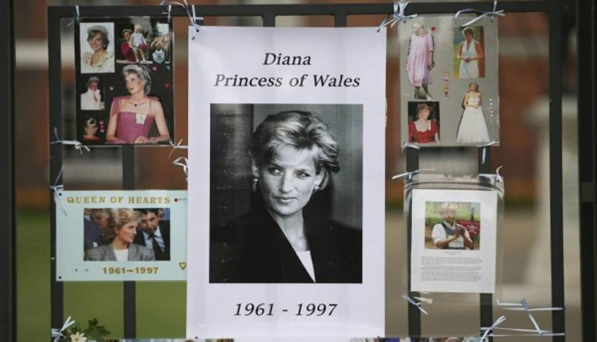 La princesa fue enterrada en la intimidad en Althorp, al noroeste de Londres. Desde entonces descansa en una tumba en una isla de la que fue su residencia familiar.