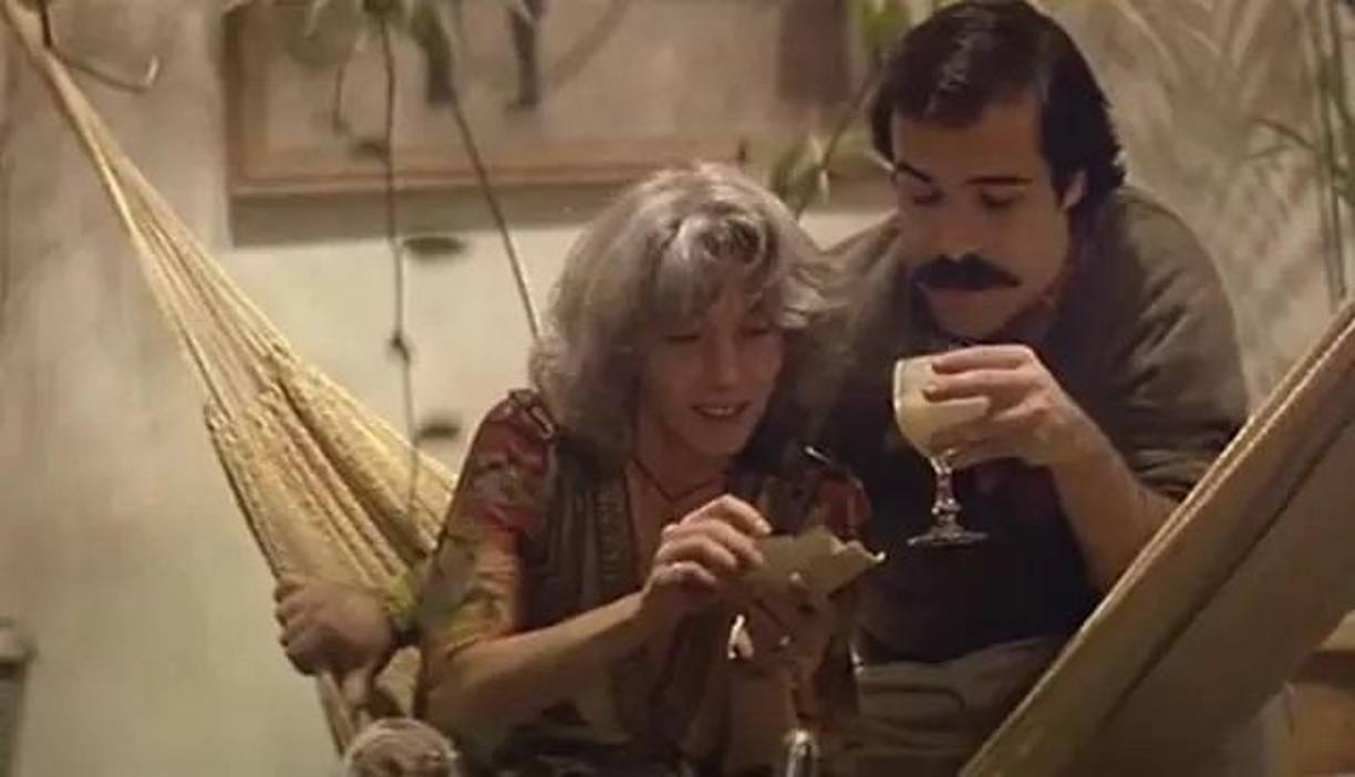 ‘Ópera prima’ (Fernando Trueba, 1980): Fue el primer largometraje de Fernando Trueba, que con los años ganaría un Óscar a la Mejor película extranjera para España con ‘Belle Époque’ (1992). Marisa Paredes brilló en ‘Ópera prima’, una comedia urbana protagonizada por Matías (Óscar Ladoire), un joven periodista divorciado y con un hijo pequeño que pasea su amargura por Madrid hasta que se enamora de su prima Violeta (Paula Molina), una estudiante de violín de 19 años que vive en Ópera. Puede verla en Mubu y Filmin.