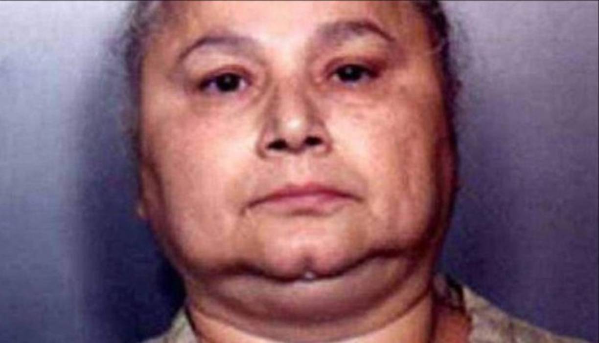 Según lo que se conoce, a la edad de 13 años huyó del lado de su madre tras ser violada por su padrastro.