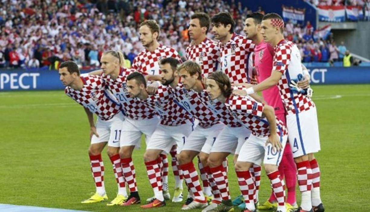 Croacia: 'Ardientes' - Vatreni (Fuego) o Equipo ajedrezado por la disposición de los colores blanco y rojo en su escudo nacional. Representan desde 1940 a la Federación Croata de Fútbol en las competiciones oficiales organizadas por la UEFA y la FIFA.