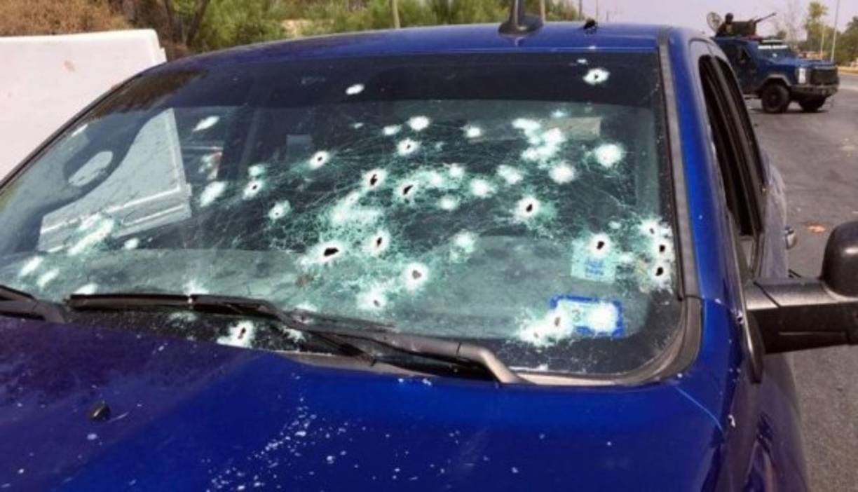 Según los reportes, la “Tropa del Infierno” emboscó a policías que circulaban mientras hacían recorridos de vigilancia, desde una camioneta color azul con matrícula texana que tenías, de acuerdo a reportes de la policía, tenía más de 400 disparos de fusil.