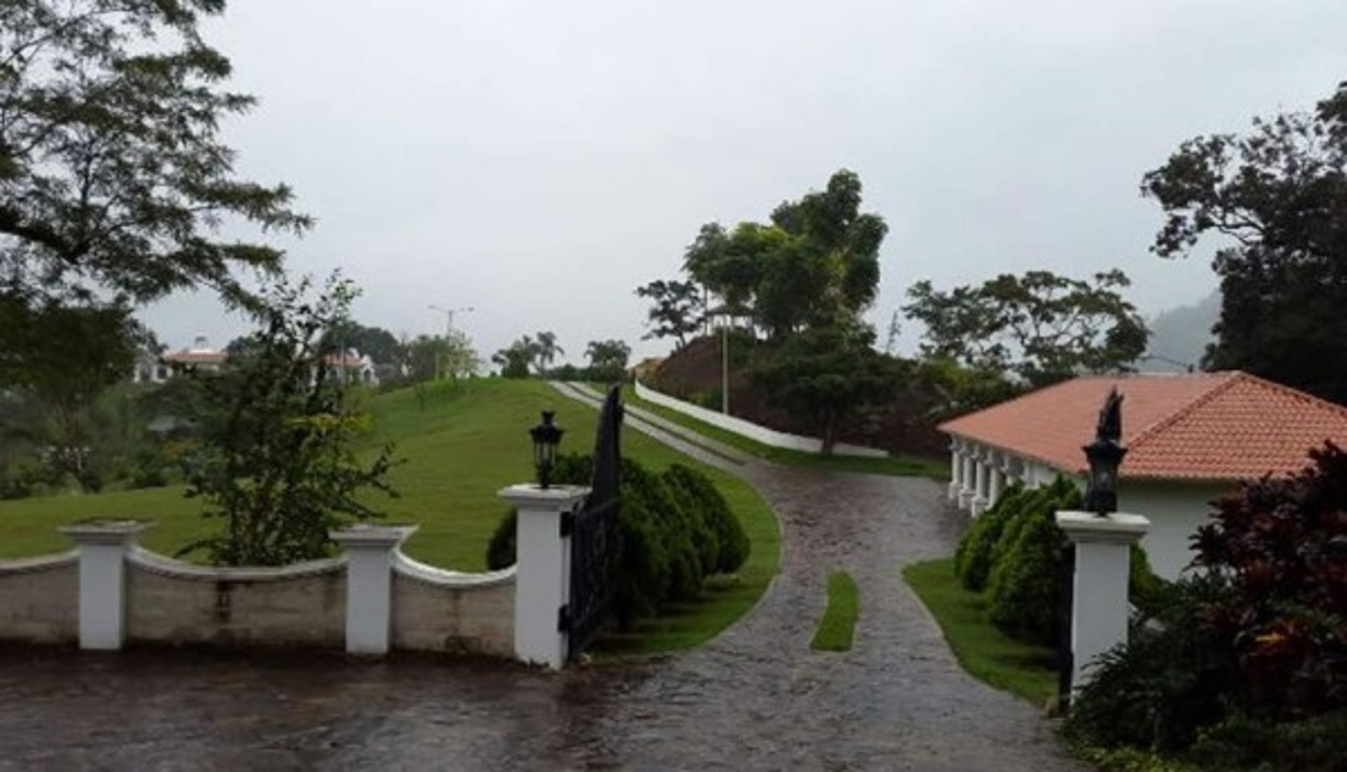 Entrada del lujoso Rancho Mis Tesoros, en el municipio de Colinas, Santa Bárbara, occidente de Honduras.