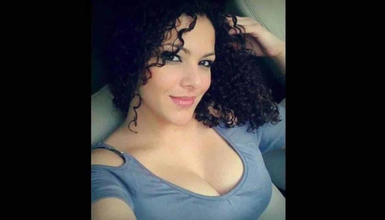 Aunque su cabelllo natural es rizado (colocho como se le conoce en Honduras). La bella hondureña siempre lo lucio con mucha naturalidad.