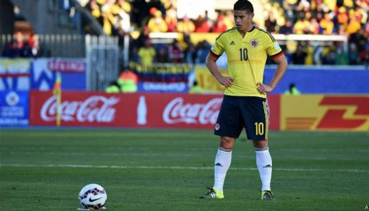 Argentina's Lionel Messi reacts after missing a goal during penalty kicks the Copa America Centenario championship soccer match against Chile, Sunday, June 26, 2016, in East Rutherford, N.J. (AP Photo/Julie Jacobson)