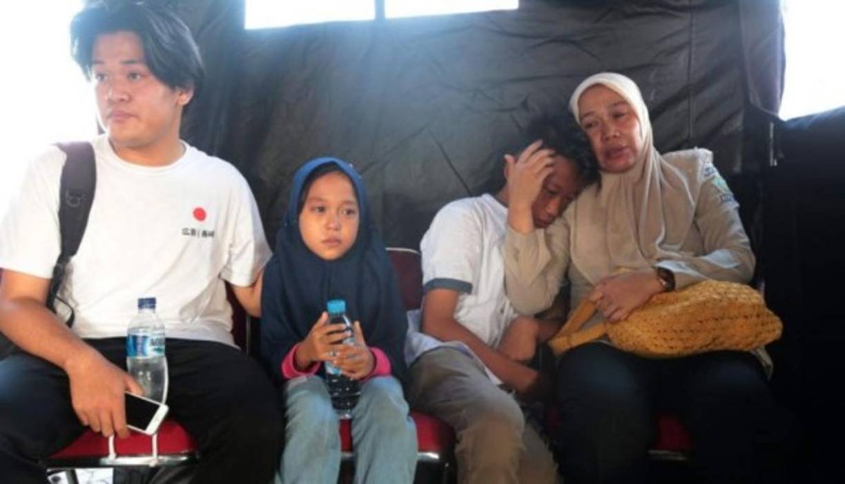 'Si mi hija está muerta, solo espero que sea enterrada como se merece', dijo Zainal Abidin, que espera desesperado en el aeropuerto de Jakarta noticias sobre su hija.