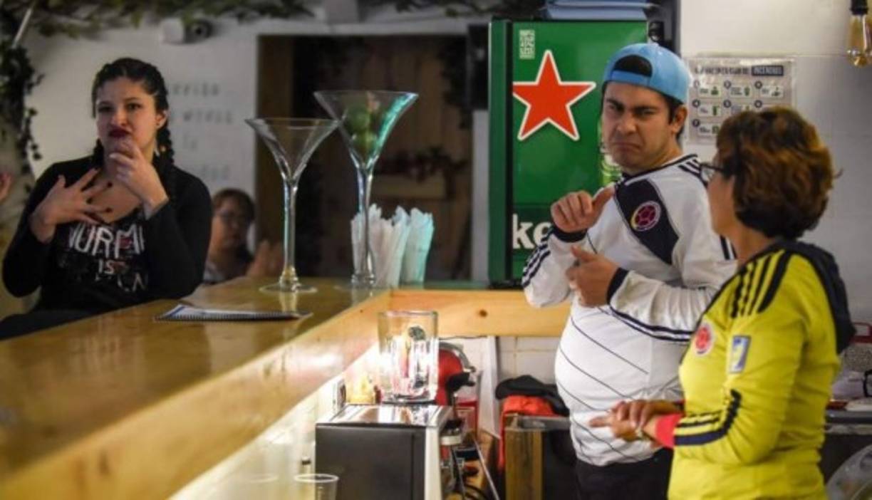 Sin Palabras cuenta con pantallas de videos musicales que tienen traducción simultánea en lenguaje de señas y una plataforma de madera en el piso que transmite la vibración de la música.( Foto:AFP)