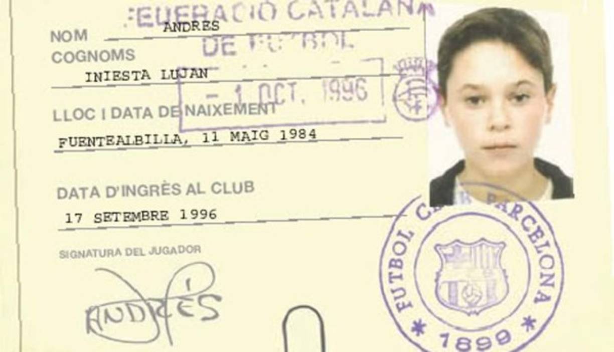 La escarapela cuando el pequeño Iniesta hacia parte de las infantiles de Barcelona en La Masía.