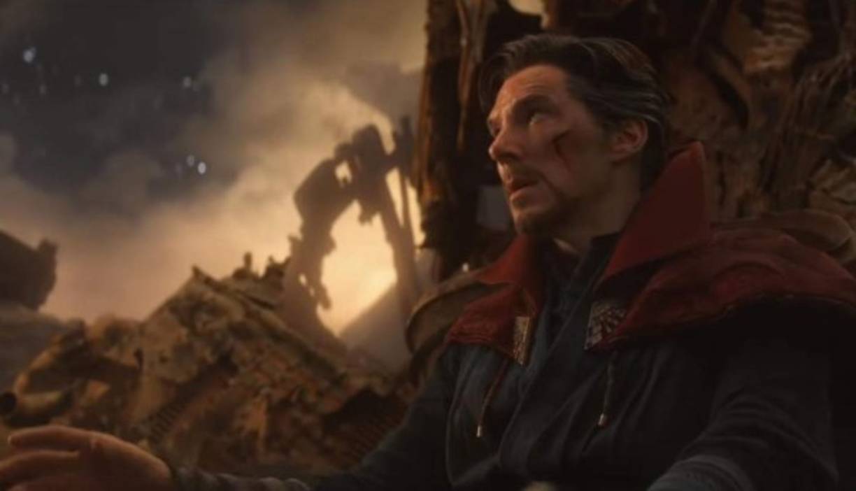 Strange mantiene con vida a Stark porque cree que es lo suficientemente inteligente como para encontrar la manera de usar la Gema del Tiempo.