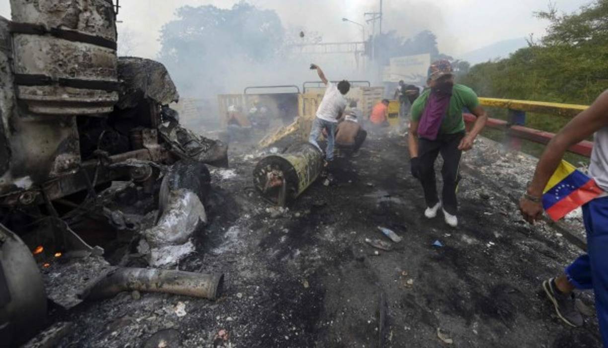 Tras la fallida operación con la que pretendía pasar asistencia donada por Estados Unidos y sus aliados para paliar la peor crisis en la historia moderna de Venezuela, Guaidó pidió a la comunidad internacional dejar 'abiertas todas las opciones para lograr la liberación'.