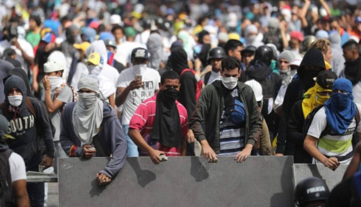 Cientos de miles de venezolanos salieron ayer a las calles en todo el país para protestar contra el jefe del Estado, al que consideran un 'usurpador' tras haber obtenido su reelección en unos comicios tildados de fraudulentos y no reconocidos por numerosos países.