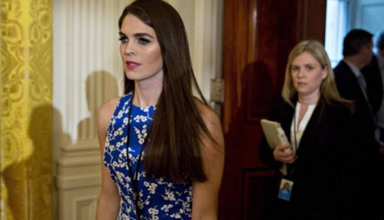 En 2015 y con apenas 26 años, Trump le ofreció el puesto de jefa de prensa para su campaña electoral anunciada en junio de ese año. Hicks aceptó el reto, dejó a su novio, borró el historial de sus redes sociales y se fue a Iowa a iniciar la campaña más insólita e impredecible de la historia estadounidense.